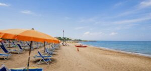 riva del litorale di tarquinia con ombrelloni stabilimento helios